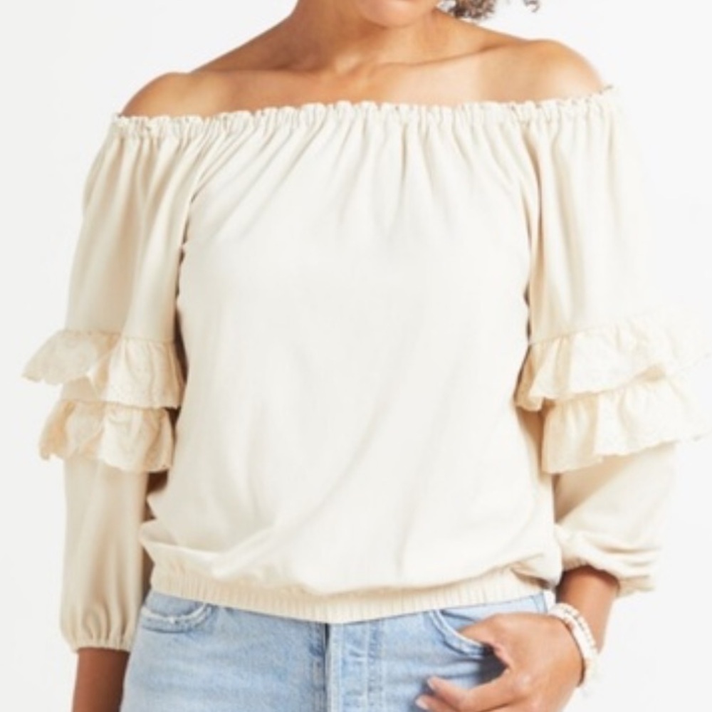 Evereve Cory Knit Ruffle Off Shoulder top in Sand